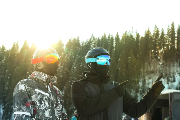 Esquiadores Masculinos Capacetes Esqui Óculos Resort Montanha — Fotografia de Stock