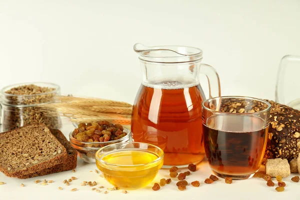 Yaz için ferahlatıcı içecek kavramı - kvass