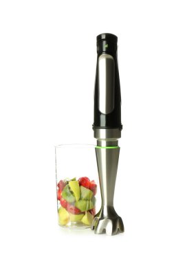 Karıştırıcılı lezzetli yemekler pişirme kavramı, beyaz arka planda izole edilmiş.