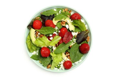 Beyaz arka planda çilekli bir tabak salata