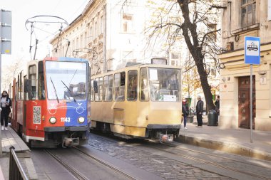 Güneşli sonbahar gününde Lviv şehrinde tramvaylar