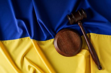 Yargıç tokmağı ve ses panosuyla Ukrayna bayrağı