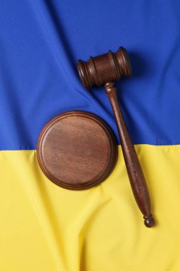 Yargıç tokmağı ve ses panosuyla Ukrayna bayrağı