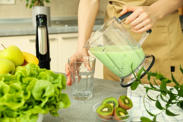 Woman Pour Smoothie Blender Jug Glass — Stock fotografie