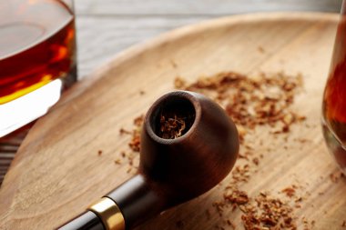 Gevşeme kompozisyonu sigara tüttürme piposu ile ahşap masa üzerinde