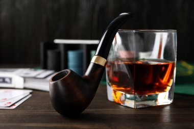 Sigara, alkol ve poker oynayarak rahatlama kavramı