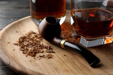 Gevşeme kompozisyonu sigara tüttürme piposu ile ahşap masa üzerinde