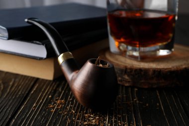 Gevşeme kompozisyonu sigara tüttürme piposu ile ahşap masa üzerinde