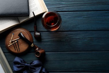 Gevşeme kompozisyonu sigara tüttürme piposu ile ahşap masa üzerinde