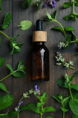 Ahşap zemin üzerinde nane aromalı aromaterapi kavramı