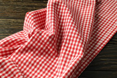 ahşap arka plan üzerinde kırmızı ve beyaz kareli masa örtüsü