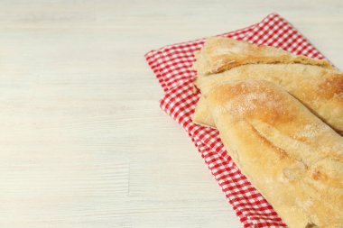 Ekmekli kırmızı ve beyaz kareli masa örtüsü