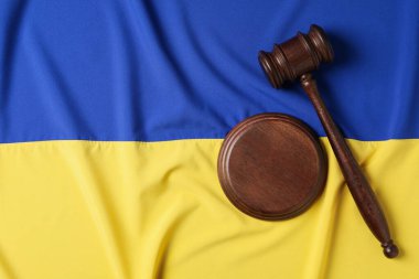 Yargıç tokmağı ve ses panosuyla Ukrayna bayrağı