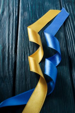 Ahşap arka planda Ukrayna bayraklı kurdeleler