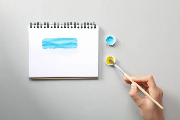 Concept Ukraine Woman Drawing Ukrainian Flag — Foto Stock