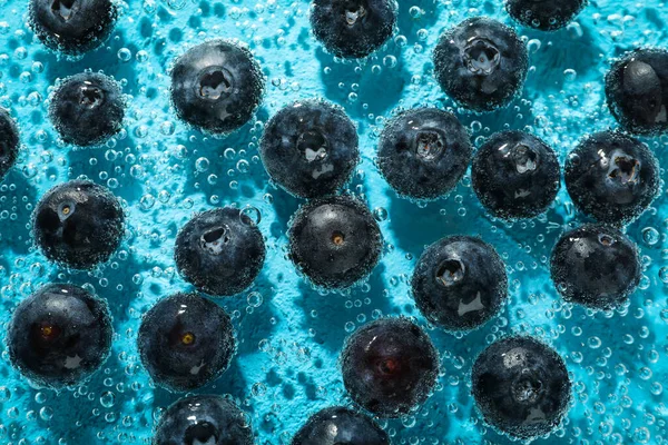 新鮮な夏の果物 水の中のブルーベリーの概念 — ストック写真