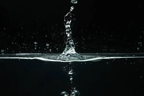 Νερό Στο Ενυδρείο Σκούρο Φόντο Έννοια Φρεσκάδας — Φωτογραφία Αρχείου