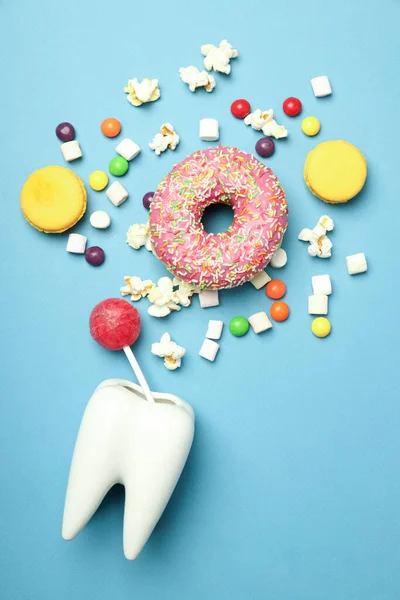 Concept Food Bad Teeth Blue Background — Zdjęcie stockowe