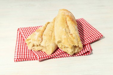 Ekmekli kırmızı ve beyaz kareli masa örtüsü