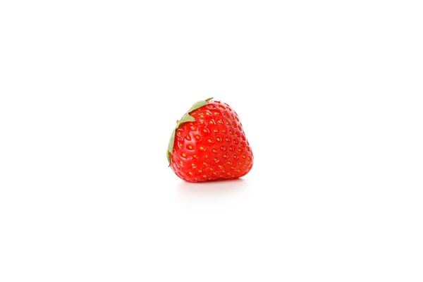 白を基調とした新鮮なおいしいイチゴ — ストック写真