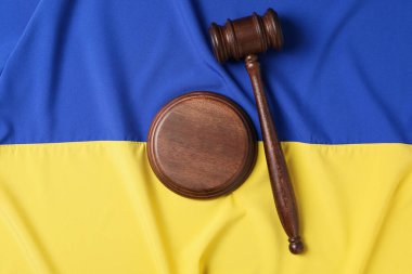 Yargıç tokmağı ve ses panosuyla Ukrayna bayrağı