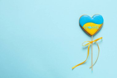 Ukrayna bayrak renklerine sahip kurabiye ve mavi arkaplan üzerinde ev metni