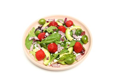 Beyaz arka planda çilekli bir tabak salata