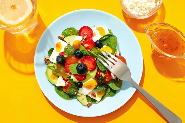 Konzept Von Schmackhaftem Salat Salat Mit Erdbeere Draufsicht — Stockfoto