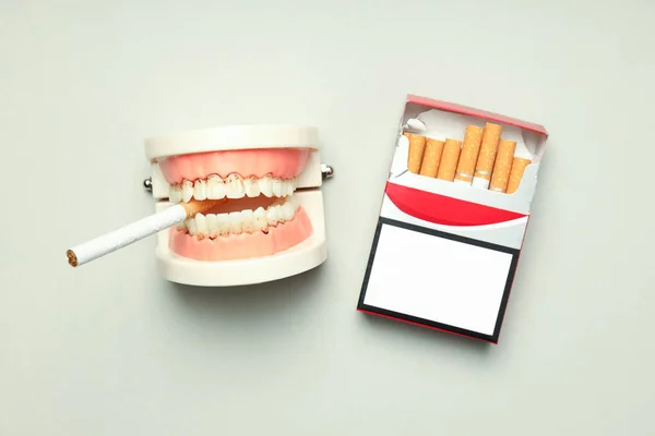 Concept Harm Smoking Teeth Light Background — 图库照片