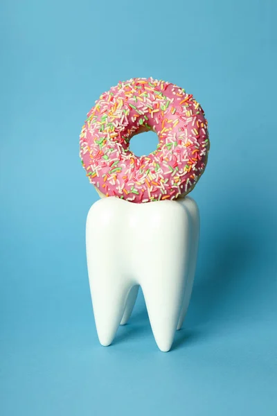 Concept Food Bad Teeth Blue Background — Zdjęcie stockowe