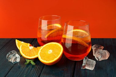 Yaz kokteyli kavramı, ahşap masada Aperol Spritz.