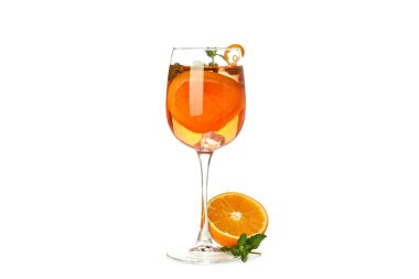 Yaz kokteyli kavramı, Aperol Spritz beyaz arka planda izole edildi