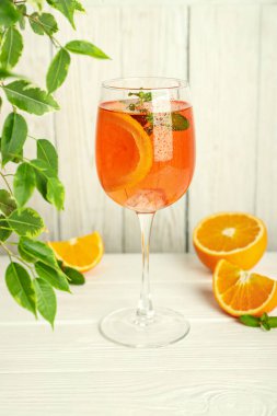 Yaz kokteyli kavramı, Aperol Spritz beyaz ahşap masada.