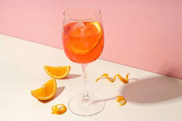 Concept Summer Cocktail Aperol Spritz Λευκό Τραπέζι Ροζ Φόντο — Φωτογραφία Αρχείου