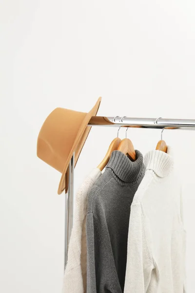 Wardrobe Rack Hangers Clothes Hat Light Background — Stok fotoğraf