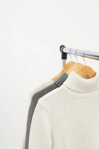 Wardrobe Rack Hangers Sweaters Light Background — Stok fotoğraf