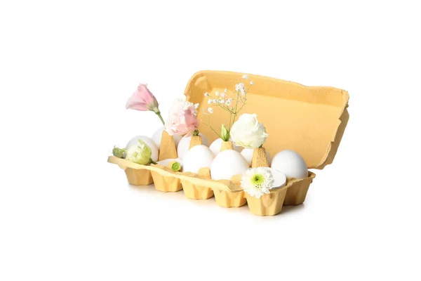 Яйцо Коробка Яйцами Цветами Изолированы Белом Фоне — стоковое фото