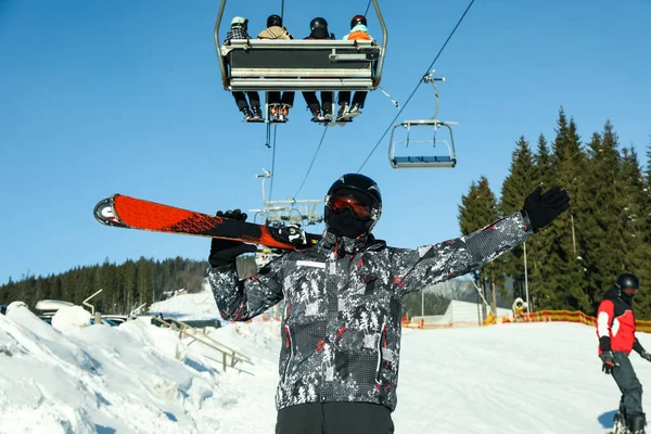 Happy Male Skier Mountain Resort Sunny Day — Fotografia de Stock