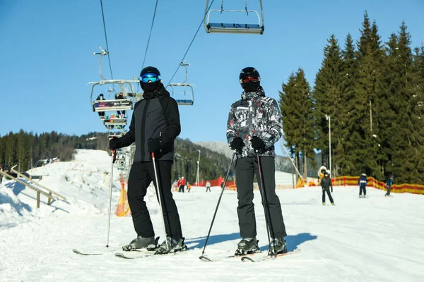 Happy Skiers Mountain Resort Sunny Day —  Fotos de Stock