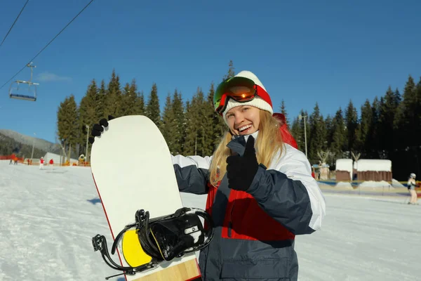 Jovem Feliz Com Snowboard Resort Montanha — Fotografia de Stock