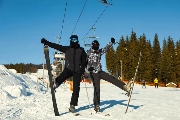 Happy Male Skiers Mountain Resort Sunny Day — Fotografia de Stock