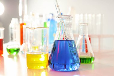 Laboratuvar aksesuarlarıyla bilim ve araştırma kavramı