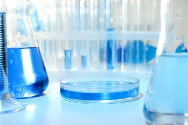 Laboratuvar aksesuarlarıyla bilim ve araştırma kavramı