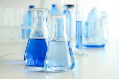 Laboratuvar aksesuarlarıyla bilim ve araştırma kavramı