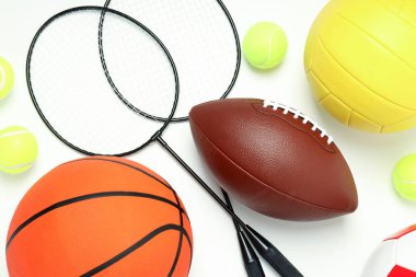 beyaz zemin üzerinde spor için farklı araçlar