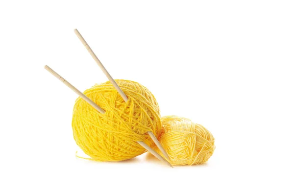 毛糸と編み針白い背景で隔離 — ストック写真