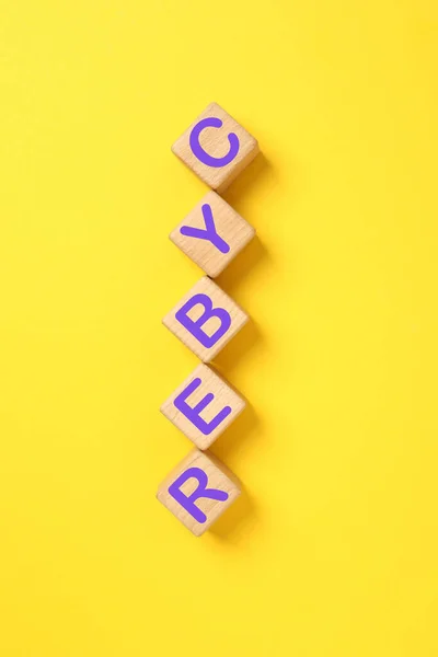 Holzwürfel Mit Text Cyber Auf Gelbem Hintergrund — Stockfoto