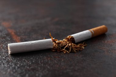 Sigara zararlı kavram, sigara koyu dokulu arka planda