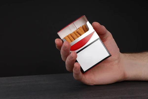 Pojetí Poškození Kouření Mužské Ruky Balení Cigaret — Stock fotografie