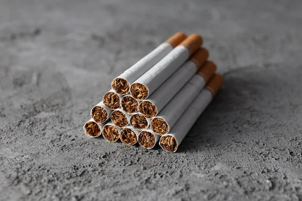 Concepto Daño Del Tabaquismo Cigarrillos Sobre Fondo Texturizado Gris — Foto de Stock